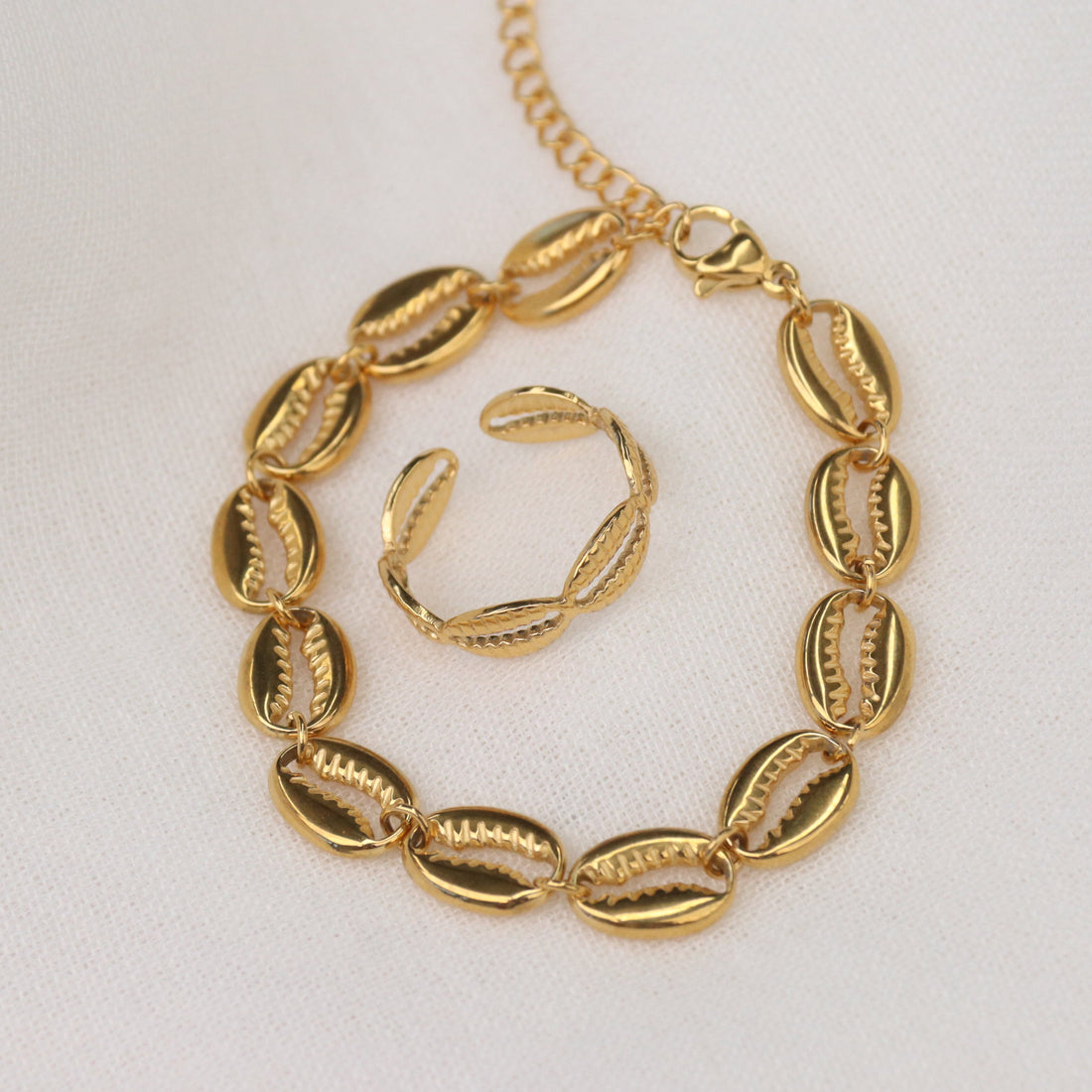 Loz | Stainless Steel 18K Gold Plated Cowrie Shell Bracelet